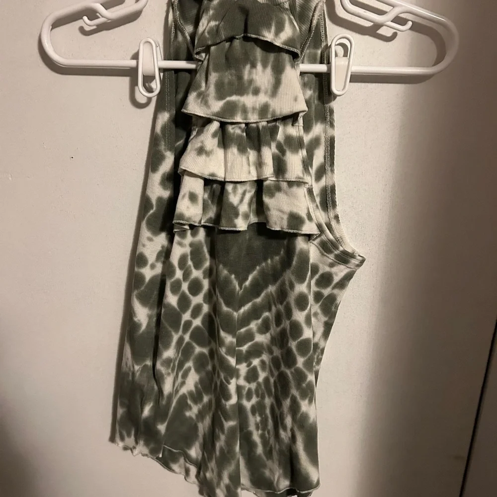 Chaser sleeve less top